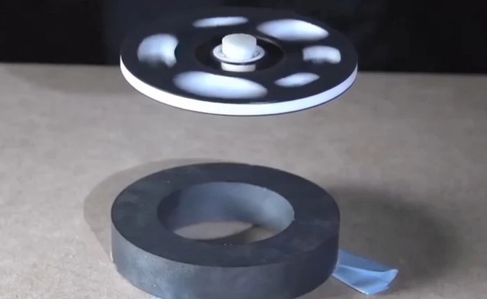 Xem màn trình diễn con quay vô tận với nam châm