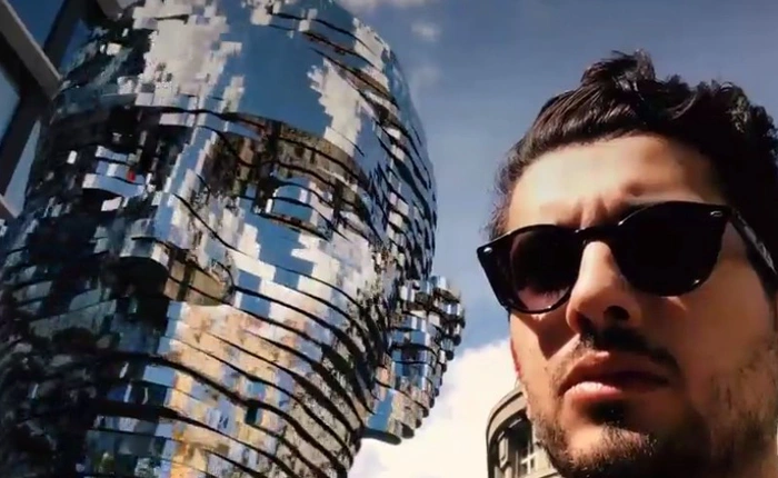 Xem khối kiến trúc khổng lồ này di chuyển giống hệt mặt người