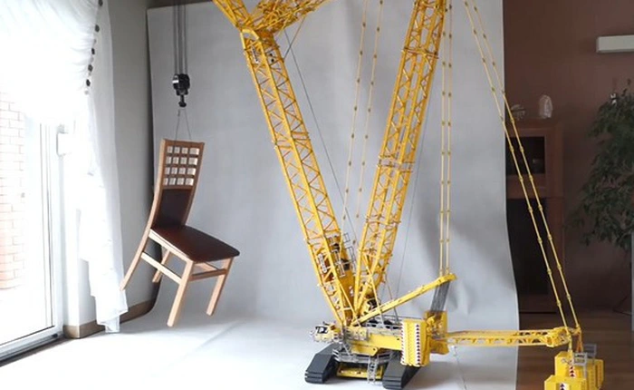 Chỉ là đồ chơi Lego thôi nhưng chiếc cần cẩu này có thể cẩu được hẳn một chiếc ghế gỗ