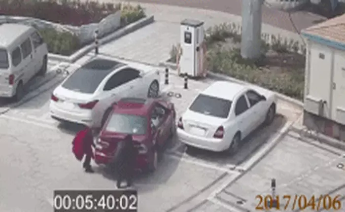 Chết cười với chuyện đậu xe của chị em phụ nữ Trung Quốc