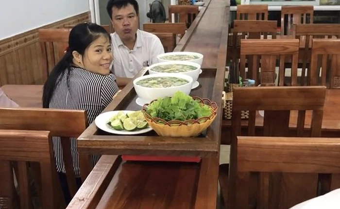 Quán phở lạ nhất Việt Nam: Điều khiển từ xa, phở tự chạy ra mời khách