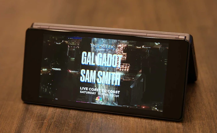 Trải nghiệm smartphone 2 màn hình gập ZTE Axon M: lạ nhưng chưa hay