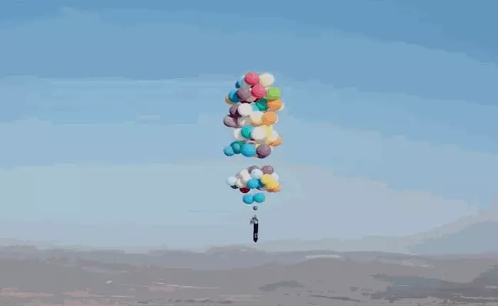 Treo mình trên 100 quả bóng Heli, người đàn ông này đã có chuyến du hành trên không tuyệt nhất cuộc đời