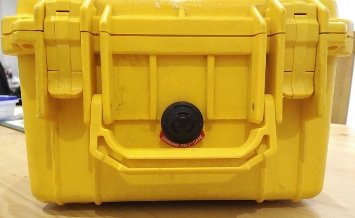 Các thiết bị đằng sau màn hình rạp chiếu phim là gì? Người ta mang phim đến rạp như thế nào?