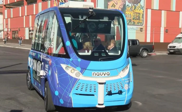 Mỹ: vừa chạy thử nghiệm xe tự lái đã gặp tai nạn, nguyên nhân là do một tài xế xe tải đâm phải