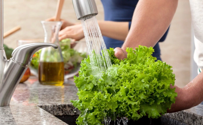 Mua rau quả sạch trong siêu thị rồi, nhưng về nhà có cần rửa lại không?