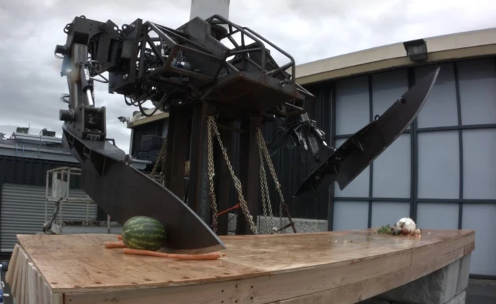 Cùng xem robot "đầu bếp" khổng lồ băm nhỏ chiếc đàn piano