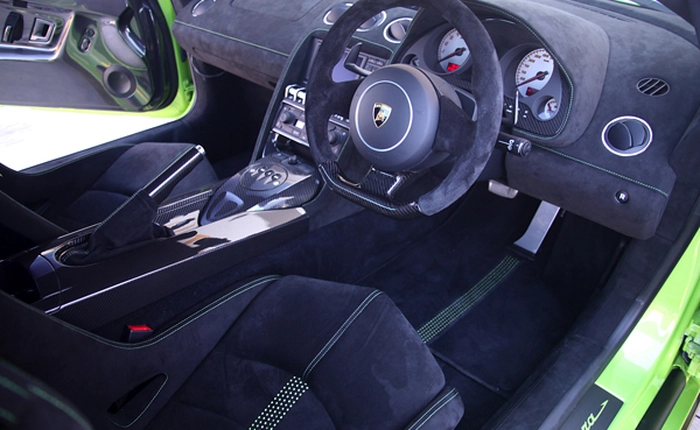 Giải ngố: Vải Alcantara là gì? Sao bỗng dưng nó phổ biến tới mức có trên máy Surface cho tới khoang tàu vũ trụ của Elon Musk