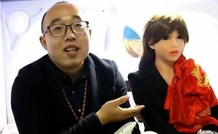 31 tuổi vẫn FA vì "xấu trai học giỏi", chàng kỹ sư tài năng này tự chế ra một cô vợ robot: biết nói bập bẹ, nặng 30 cân