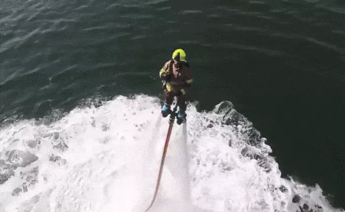 Lính cứu hỏa tại Dubai sẽ sử dụng jetpack để dập lửa trên cầu