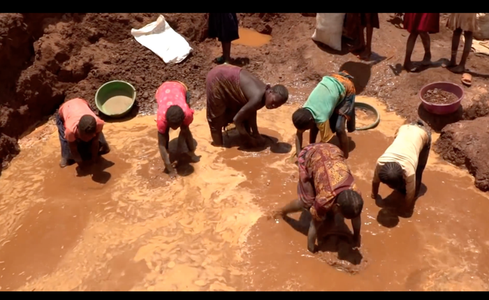 Những hình ảnh đau lòng về lao động trẻ em này là một phần lý do vì sao Apple đang ngày càng khắc nghiệt với các đối tác