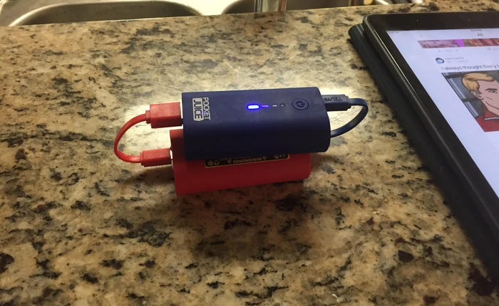 Chuyện gì xảy ra khi bạn cắm 2 viên pin dự phòng lại với nhau như thế này?