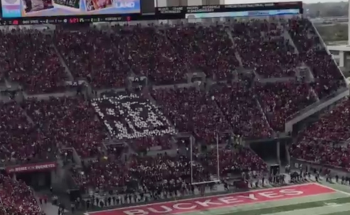 Apple bị fan bóng bầu dục "troll" ngay giữa sân vận động với hơn 100.000 người đang ngồi