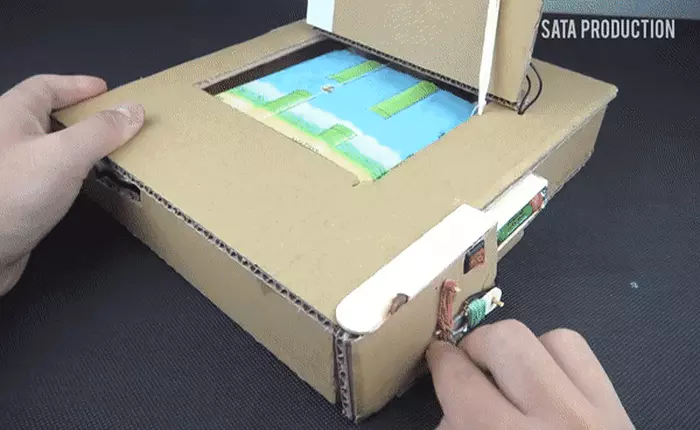 Làm game Flappy Bird từ bìa các tông và pin con thỏ, chơi như thật