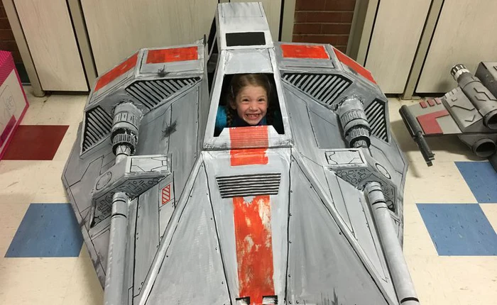 Bố dùng bìa cứng để tạo ra một chiếc phi thuyền cực đẹp trong Star Wars tặng con gái