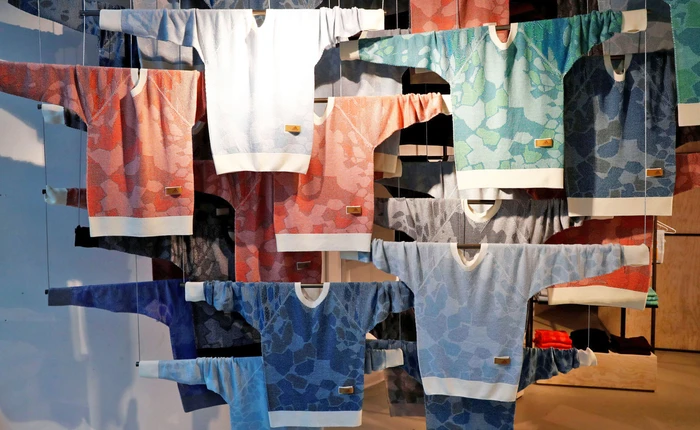 Adidas mở dịch vụ “may đo công nghiệp lấy ngay” với việc sử dụng robot đan một chiếc áo len trong 4 tiếng, giá 200 USD