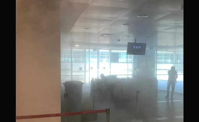 Tức giận vì không được mang lên máy bay, hành khách quăng sạc dự phòng xuống sàn, nổ như bom khói