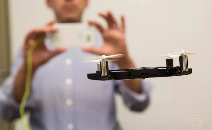 Nha sĩ phát minh ra ốp lưng có thể hóa thành drone tự sướng cực độc đáo