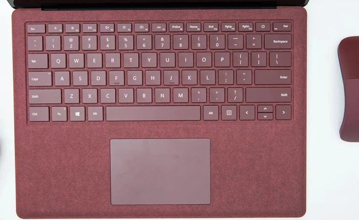 Lớp vải Alcantara trên Surface Laptop không khác gì đồ hiệu cao cấp, chống được cả nước nhưng hãy biết cách chăm sóc nó