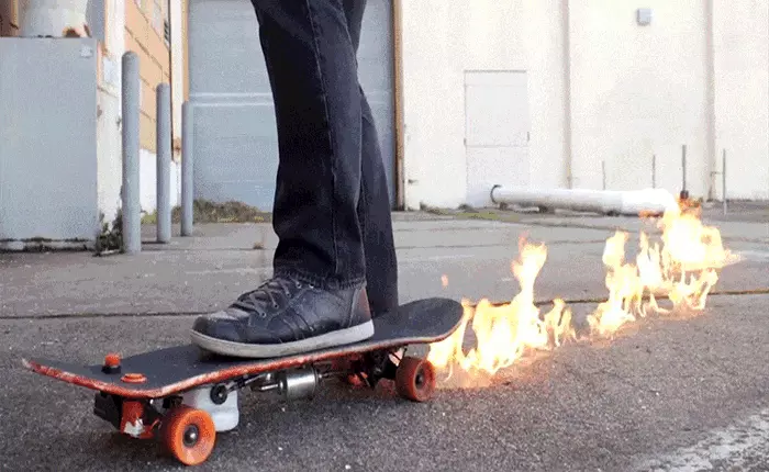 Không chỉ là trong phim hay game, anh chàng này đem chiếc ván trượt toé lửa cực ngầu ra đời thật