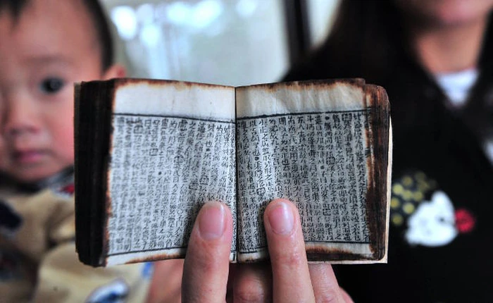 Cứ đến mùa thi là sinh viên Trung Quốc lại có thêm chiêu gian lận, từ "sách kiến đọc" thời Minh, Thanh cho đến công nghệ cao