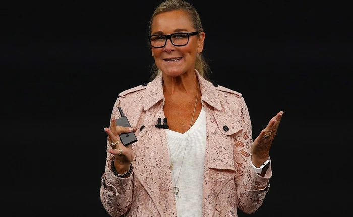 Tại sao chuyện sếp nữ Apple mặc gì lên sân khấu sự kiện iPhone X lại đáng để chúng ta quan tâm?