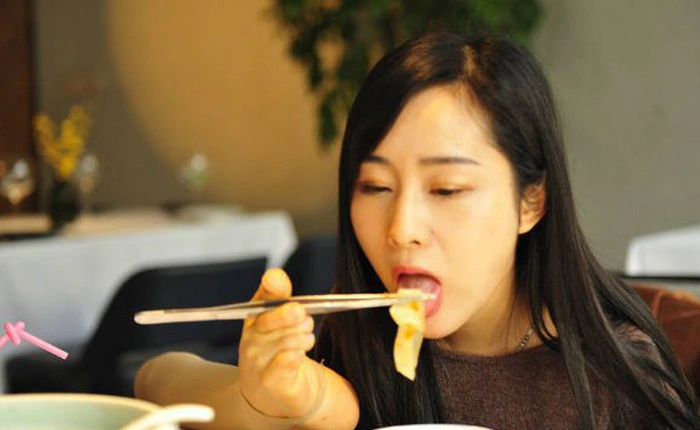 Cô gái trẻ không tay bất ngờ thành hiện tượng Internet Trung Quốc nhờ ngồi livestream tâm sự cuộc sống