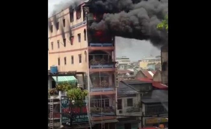 Tại sao lửa cháy tầng 5 mà lính cứu hỏa chỉ xịt nước lên tầng 3? Không phải nước yếu, có lý do khoa học để họ phải làm như vậy