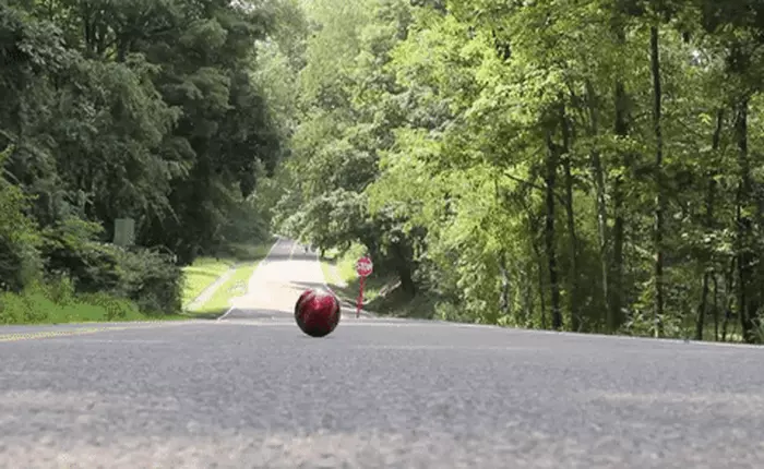 Con dốc "phản trọng lực": bóng tự lăn từ chân dốc lên đỉnh dốc, một trong những địa điểm thú vị nhất trên thế giới