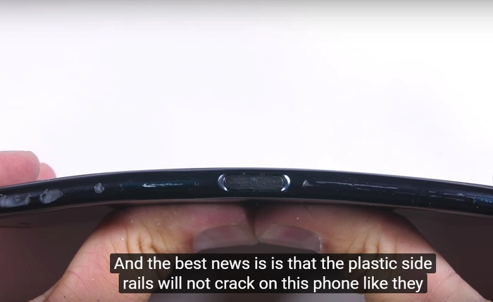 Video test độ bền Xperia XZ Premium bằng cách bẻ cong, cào, dùng lửa đốt và kết quả thu về thật ấn tượng
