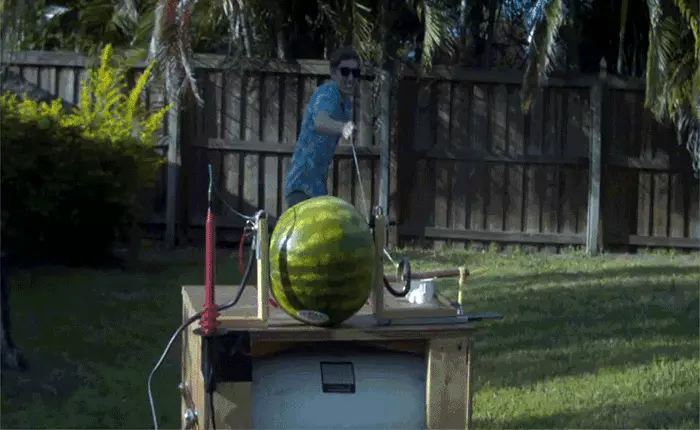 Cùng xem clip "sét đánh" dòng điện 20.000 vôn vào một quả dưa hấu