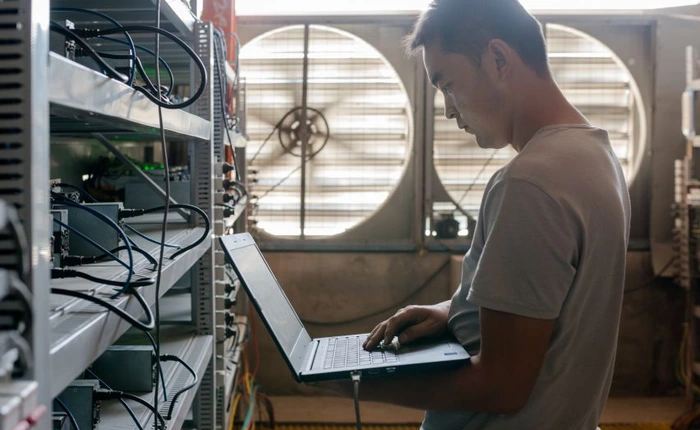 Cuộc sống của những "thợ mỏ" tại mỏ đào bitcoin lớn nhất thế giới, mỗi ngày kiếm hơn 6 tỷ trả tiền điện gần 900 triệu