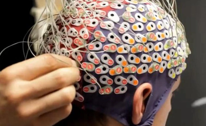 Xem anh chàng này gửi email bằng não của mình, sử dụng hệ thống liên kết giữa não bộ và máy tính