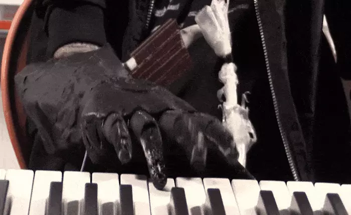 Mất đi cánh tay vì điện giật, nhưng giờ đây anh nhạc sĩ này có thể đánh đàn với cánh tay robot như trong Star Wars