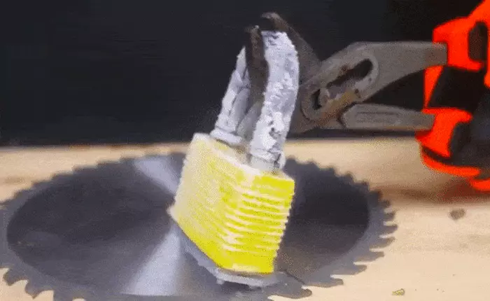 Mở khóa không cần chìa, anh chàng này sử dụng nitơ lỏng