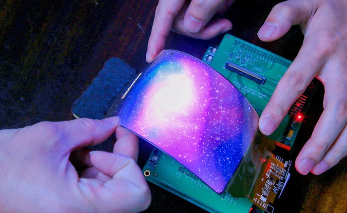 Một OEM từ Trung Quốc sẽ cho ra mắt smartphone màn hình dẻo thực sự đầu tiên trên thế giới?