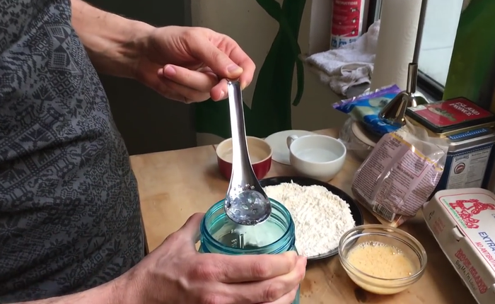 Lần đầu tiên trong lịch sử ngành ẩm thực, anh chàng này đã chiên giòn được nước và ăn nó