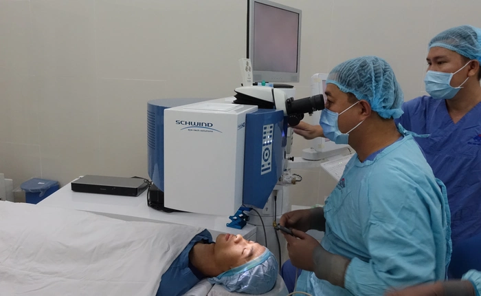 Việt Nam lần đầu phẫu thuật mắt không chạm mắt