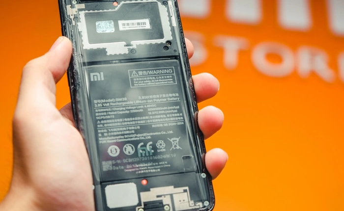 Tốn 5.000 đồng và chịu hy sinh bảo hành, anh chàng này đã có được chiếc Mi 6 trong suốt độc nhất vô nhị tại Việt Nam