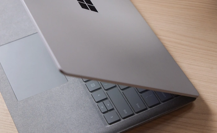 Mở hộp Surface Laptop đầu tiên tại Việt Nam: Thiết kế tuyệt đẹp, vừa mỏng vừa nhẹ, chạy Windows 10 S, cấu hình hơi yếu so với mức giá
