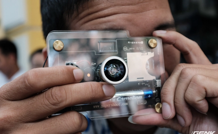 Mở hộp và tự tay ráp máy ảnh CROZ: siêu nhỏ gọn, trong suốt, giơ máy lên là chụp được không cần suy nghĩ gì nhiều