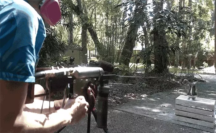 Thay vì bắn nước, anh chàng này chế ra khẩu súng bắn kim loại nóng chảy