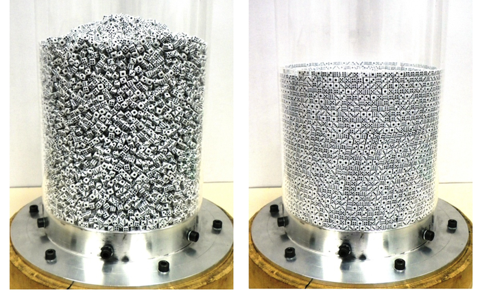 Kỳ lạ chưa: tại sao lắc tung cái bình này lên mà các viên xúc xắc lại tự xếp lại thành hàng ngay ngắn như thế này?