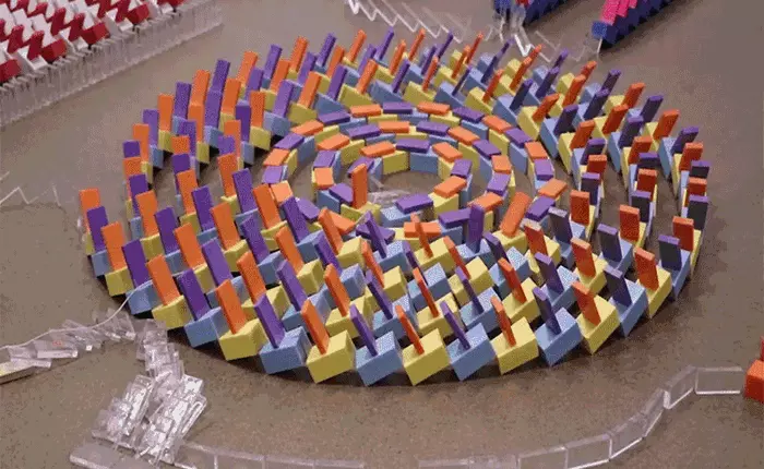 Màn xếp domino đỉnh cao khiến người xem nhức não vì không biết domino đang ngã về hướng nào