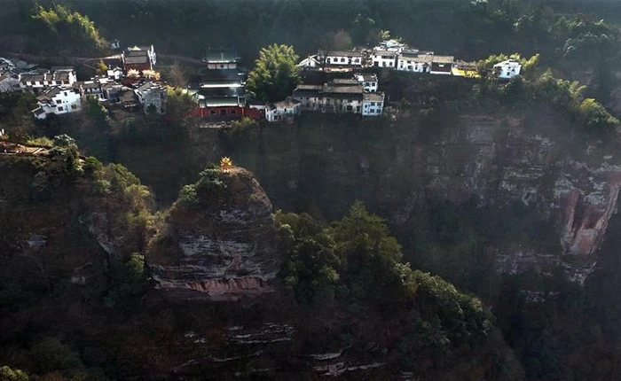 Trung Quốc: Ngôi làng trên mây khiến du khách phải sửng sốt
