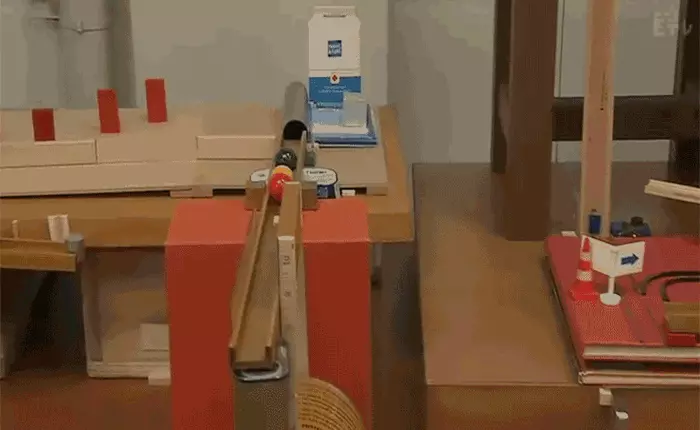 Sự sáng tạo của con người quả là vô biên khi có thể phối hợp được câu chuyện cổ tích với hệ thống dây chuyền phức tạp này