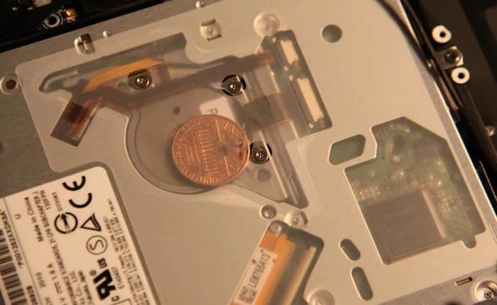 Phát hiện ra những đồng xu kì lạ bên trong MacBook của Apple, không ai hiểu tại sao