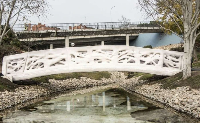 Cầu đi bộ tạo ra bằng in 3D đầu tiên trên thế giới tại Madrid