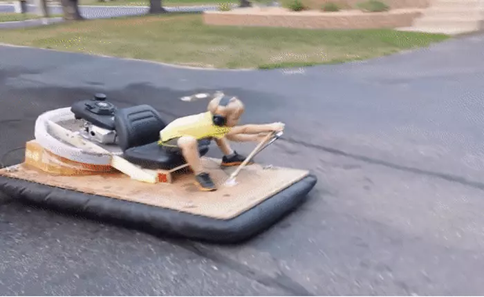 Trong khi những đứa trẻ khác đang mê mệt với Fidget spinner, cậu bé này được bố làm cho hẳn một chiếc Hovercraft cực xịn