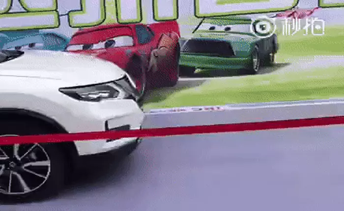 Hệ thống phanh tự động thông minh gặp lỗi khiến chiếc xe SUV to đùng đâm ngã cô gái dẫn chương trình thử nghiệm xe